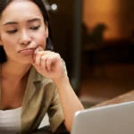 jeune femme regardant une plateforme intranet