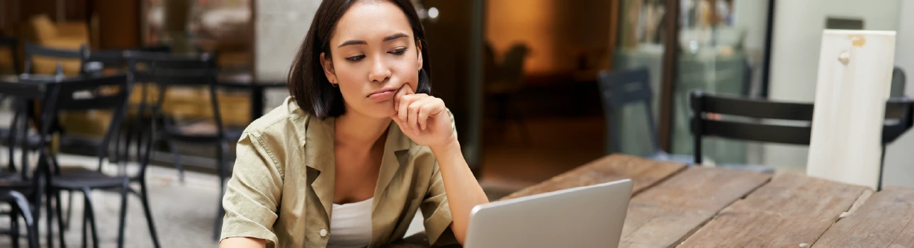 jeune femme regardant une plateforme intranet