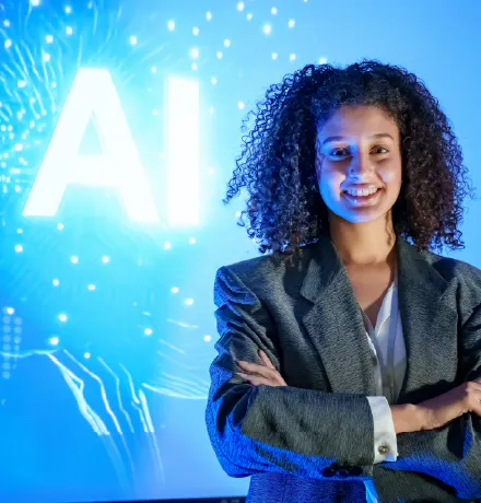 femme heureuse d'utiliser l'intelligence artificielle dans son travail