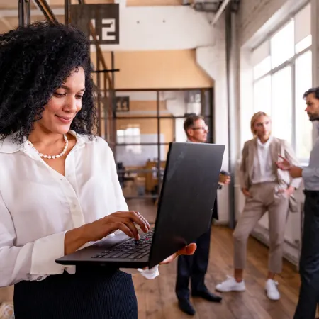 jeune femme effectuant un travail collaboratif